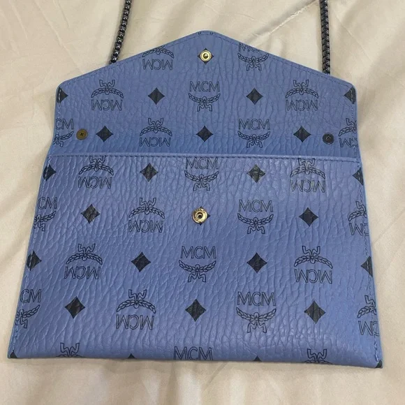 MCM powder blue beauty bag converted into a crossbody bag - Picture 9 of 11